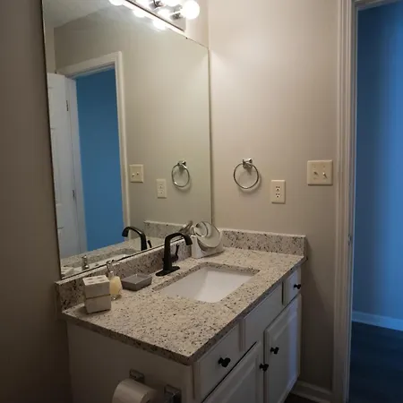 10 Mins To Uptown 1 King, 2 Queenbeds *
