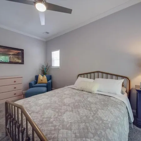 Getaway Near Center Centrally Located In Clt Holiday home