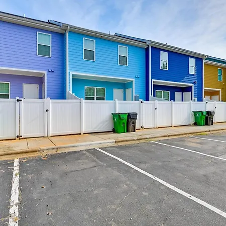 Holiday home Modern Townhome W/ Yard: 5 Mi To Dtwn Charlotte