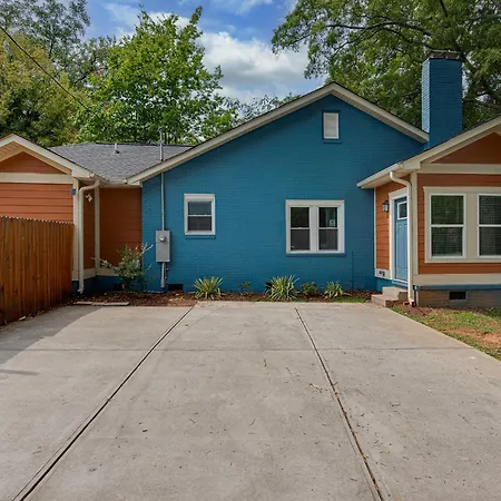 4 Bedroom With Hot Tub, Corn Hole, & Smart Tv! Minutes To Uptown, Airport, Dining And Entertainment - *