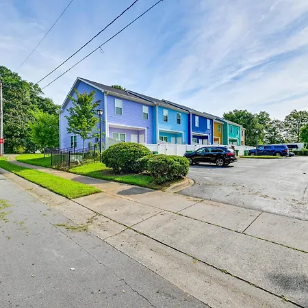 Modern Townhome W/ Yard: 5 Mi To Dtwn Holiday home Charlotte