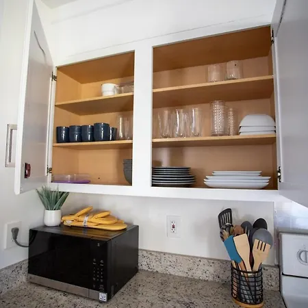 Holiday home 10 Mins To Uptown 1 King, 2 Queenbeds