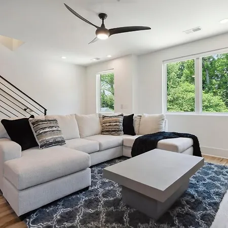 Luxury Build - King Beds - Minutes To Uptown Holiday home *