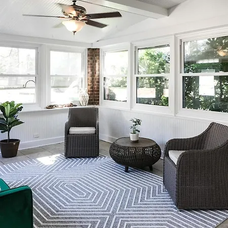 Cozy With Pool Chefs Kitchen In Prime Area