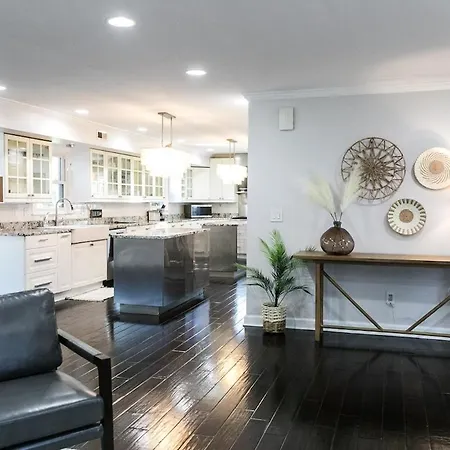 Cozy With Pool Chefs Kitchen In Prime Area Holiday home