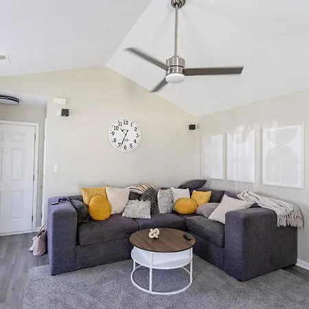 Holiday home 10 Mins To Uptown 1 King, 2 Queenbeds