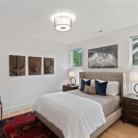 Maison Noda Uptown Skyline Views, Gym Sleeps 14 Charlotte