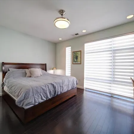 Modern 1br Stylish Near Uptown Clt Holiday home Charlotte