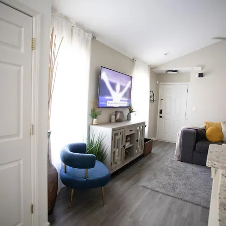 10 Mins To Uptown 1 King, 2 Queenbeds Holiday home *