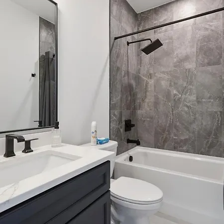 Holiday home Luxury Build - King Beds - Minutes To Uptown