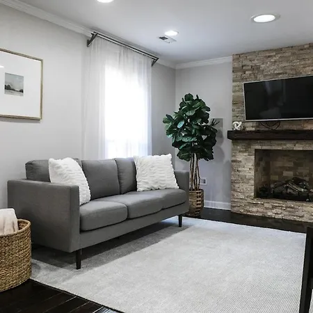 Cozy With Pool Chefs Kitchen In Prime Area Holiday home Charlotte