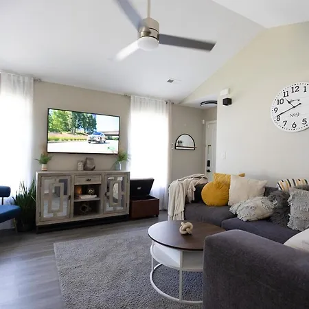 Holiday home 10 Mins To Uptown 1 King, 2 Queenbeds Charlotte