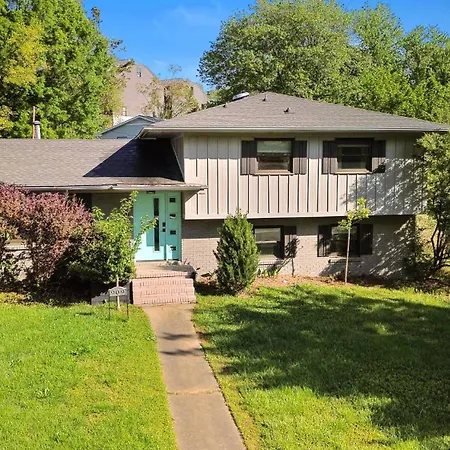 Holiday home 4bd Cozy Getaway | Eclectic, Central, Near Airport Charlotte