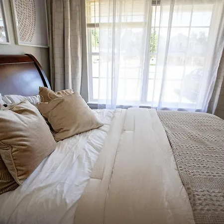 10 Mins To Uptown 1 King, 2 Queenbeds Holiday home *
