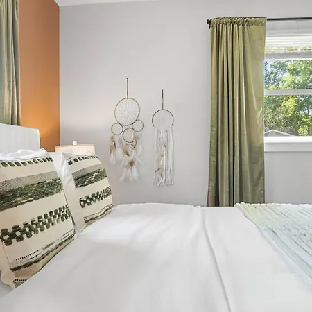 Holiday home 4bd Cozy Getaway | Eclectic, Central, Near Airport