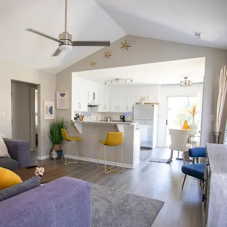 10 Mins To Uptown 1 King, 2 Queenbeds