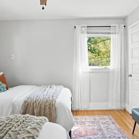 4bd Cozy Getaway | Eclectic, Central, Near Airport Holiday home