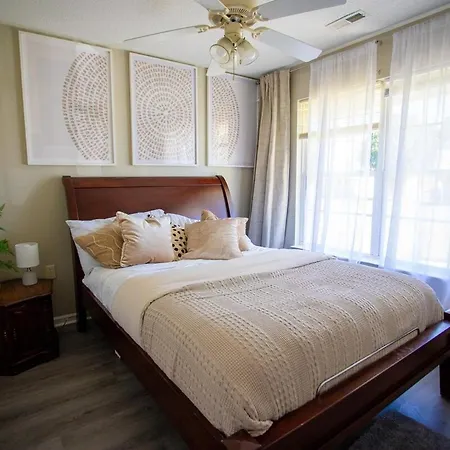 Holiday home 10 Mins To Uptown 1 King, 2 Queenbeds