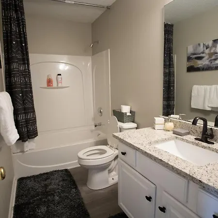 10 Mins To Uptown 1 King, 2 Queenbeds Holiday home