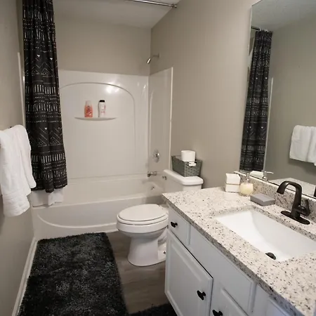 10 Mins To Uptown 1 King, 2 Queenbeds