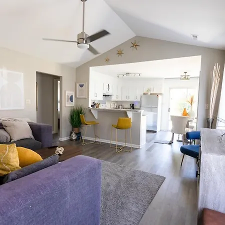 Holiday home 10 Mins To Uptown 1 King, 2 Queenbeds Charlotte