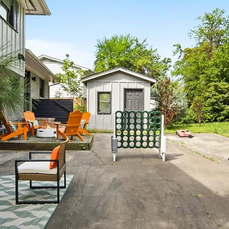 4bd Cozy Getaway | Eclectic, Central, Near Airport Holiday home