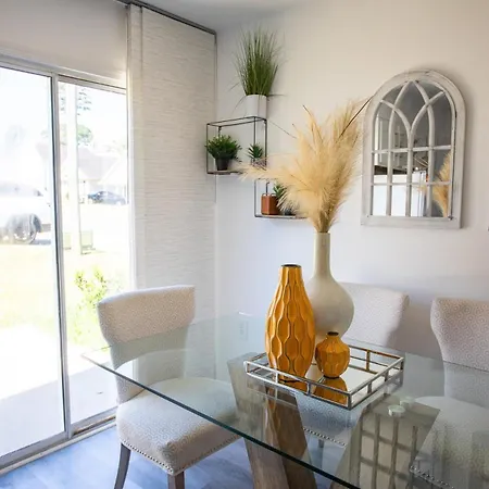 10 Mins To Uptown 1 King, 2 Queenbeds Holiday home *