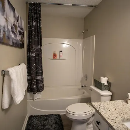 10 Mins To Uptown 1 King, 2 Queenbeds Holiday home