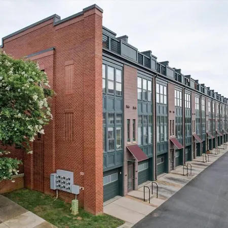 The Nest - Southend - Rooftop Terrace - Light Rail Apartment Charlotte