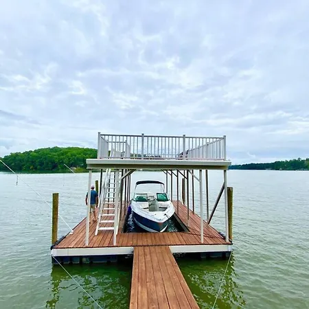 Holiday home Chateau Merlot Lakefront Retreat Usnwc Boat