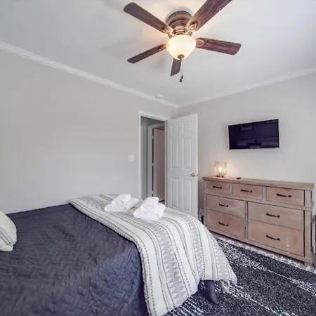 Cozy 3br - Views - Firepit -football *