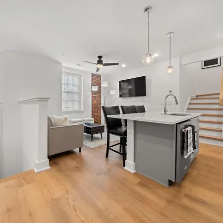 The Arches -unique Modern 2br Condo-wesley Heights Holiday home