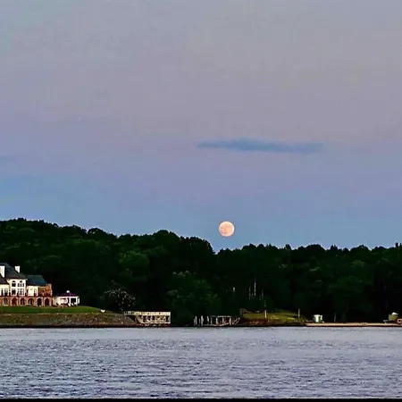 Holiday home Chateau Merlot Lakefront Retreat Usnwc Boat *