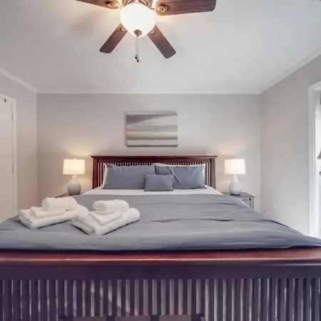 Cozy 3br - Views - Firepit -football Holiday home Charlotte