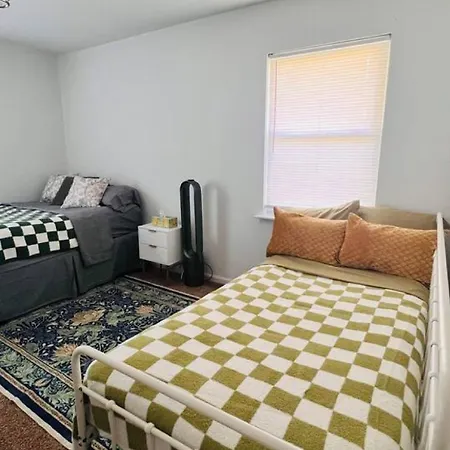 Uptown In 6 Mins - Game Deck - Private Acre - Sleeps 10 * Charlotte