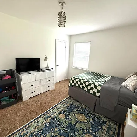 Holiday home Uptown In 6 Mins - Game Deck - Private Acre - Sleeps 10 *