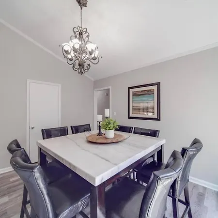 Cozy 3br - Views - Firepit -football *