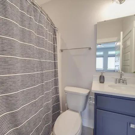 Holiday home Rooftop Retreat Heart Of Noda Light Rail Sauna Charlotte