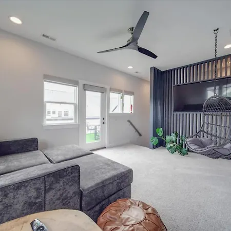 Holiday home Rooftop Retreat Heart Of Noda Light Rail Sauna Charlotte