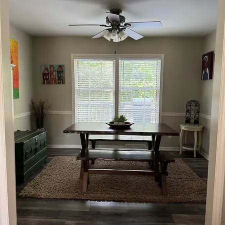 4 Bedroom South Getaway Min To Everything Holiday home