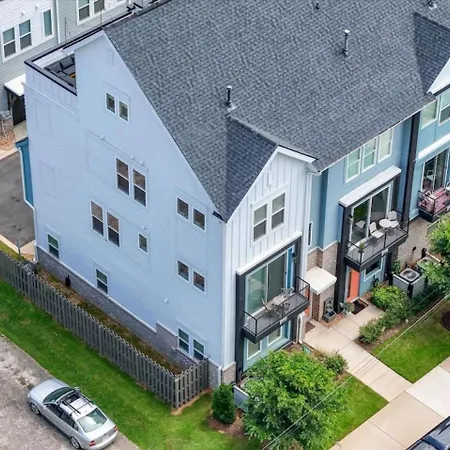 Holiday home Rooftop Retreat Heart Of Noda Light Rail Sauna Charlotte