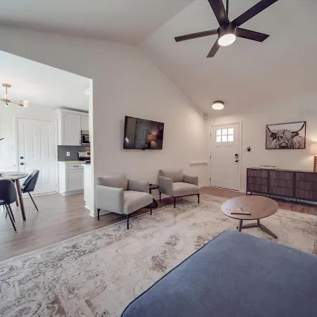 Fully Updated Cozy 3 Bedroom Ranch Escape -wwc- Airport Holiday home Charlotte