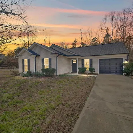 Fully Updated Cozy 3 Bedroom Ranch Escape -wwc- Airport Holiday home *