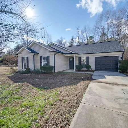 Fully Updated Cozy 3 Bedroom Ranch Escape -wwc- Airport Holiday home Charlotte
