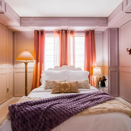 Mad Hatter! Sauna - Red Light - Walk To Stadium Apartment *