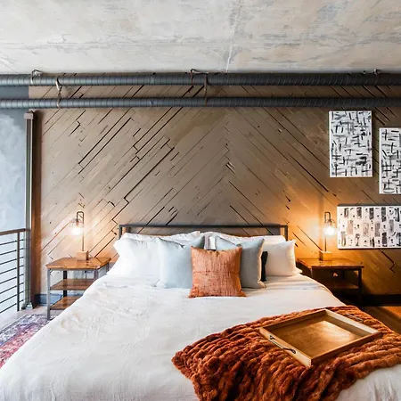 20 Ft Floor-to-ceiling Views, Sauna & Red Lt Apartment