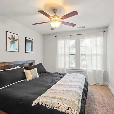 Apartment Modern Upscale Farmhouse- In Uptown Clt!