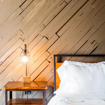 20 Ft Floor-to-ceiling Views, Sauna & Red Lt Apartment *