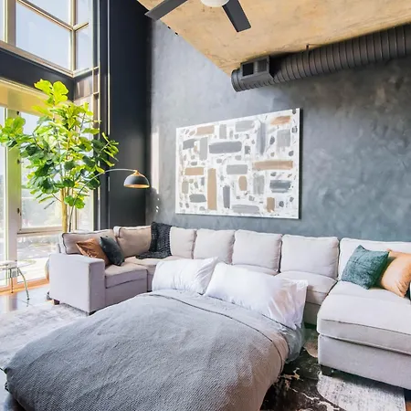 20 Ft Floor-to-ceiling Views, Sauna & Red Lt Apartment Charlotte