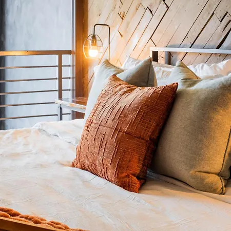 20 Ft Floor-to-ceiling Views, Sauna & Red Lt Apartment